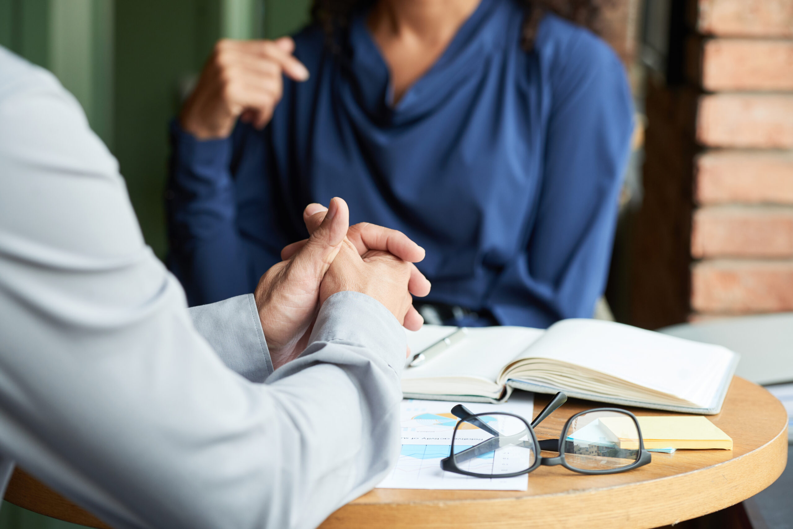 Mulheres conversando em ambiente de trabalho